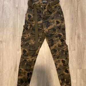 Camp pants with belt. Size small, only worn once. In great condition!